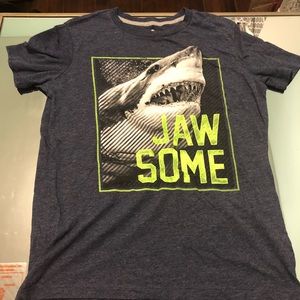 ❤️Boys size L old navy shark tee